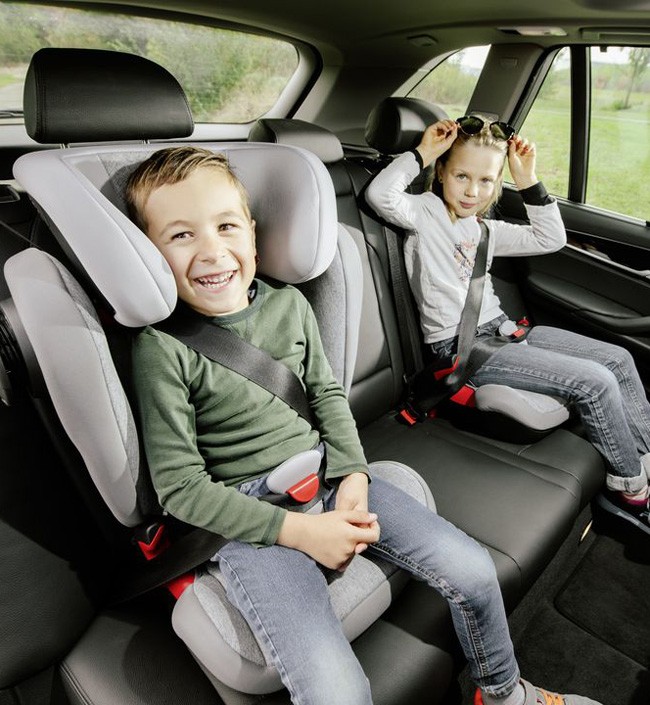 детское кресло. Britax romer kidfix 2 s. детский кресло для автомобиля. детское автокресло со столиком безопасности. ребенок в автокресле.